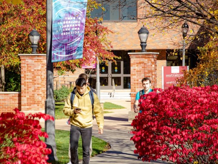 Students walk on Albany College of Pharmacy and 健康科学 campus on a beautiful spring day